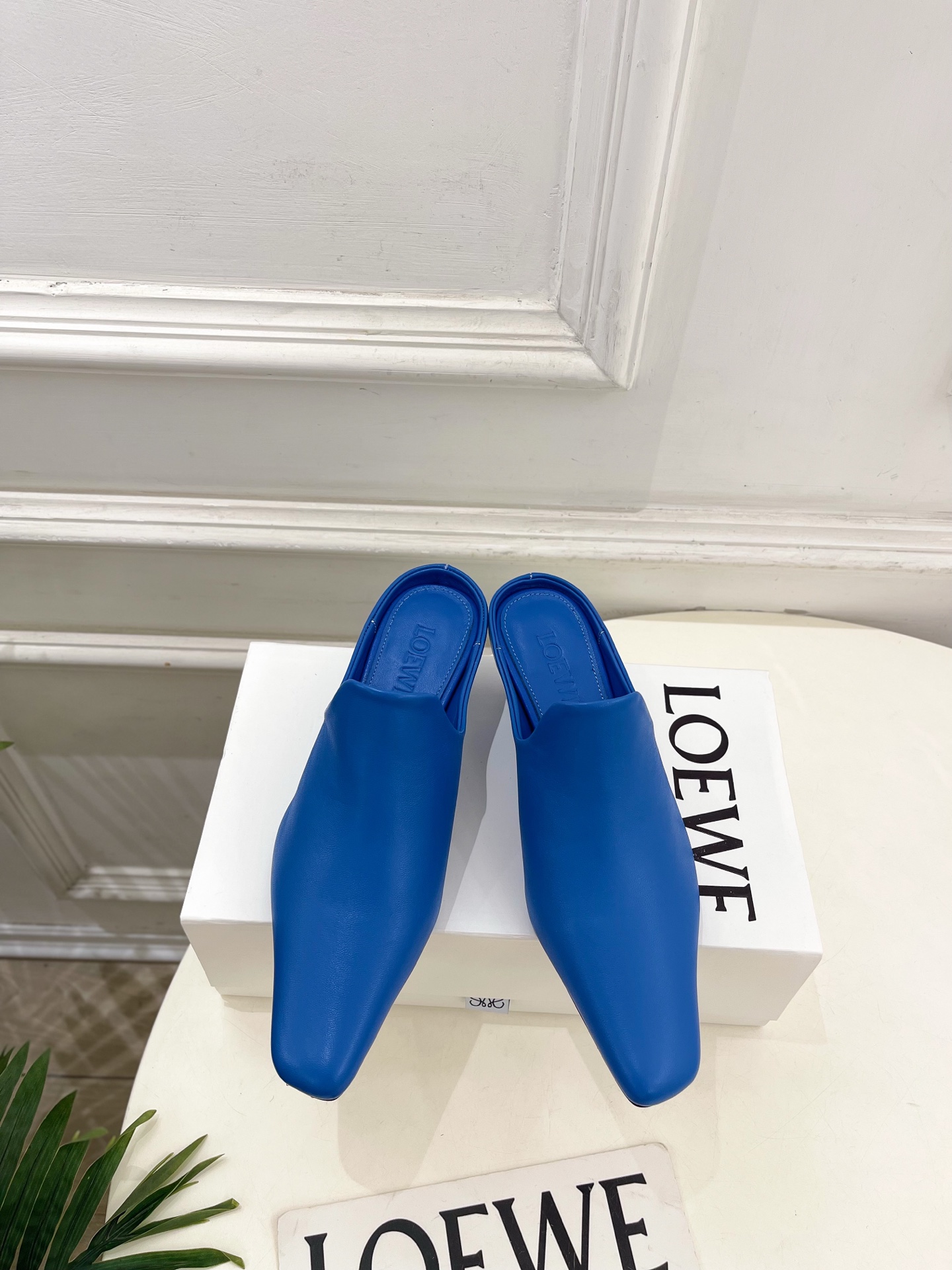 LOEWE 罗意威 2026春夏新品Emily 斜方头小猫跟穆勒鞋—————————LOEWE作为这两年