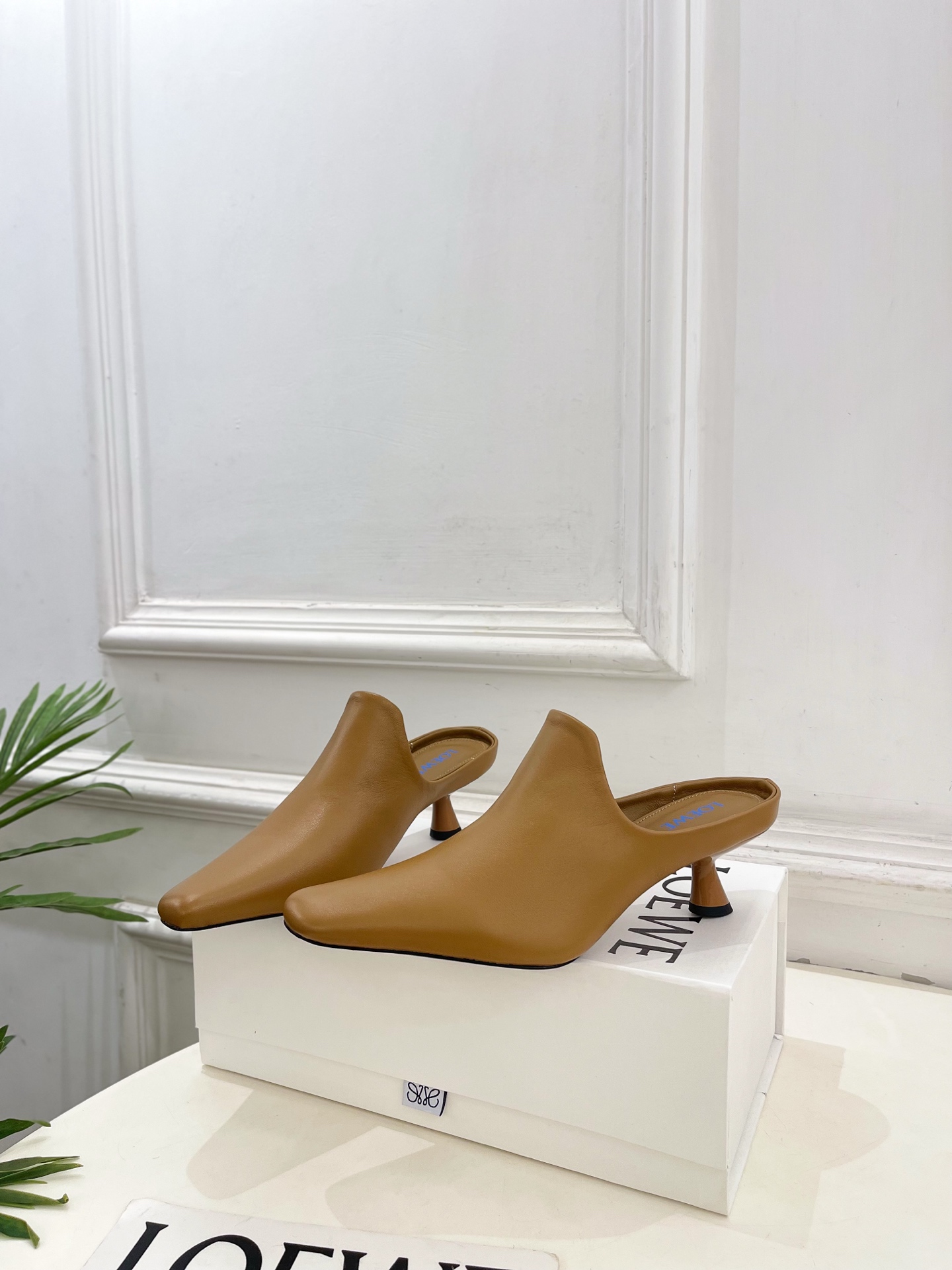 LOEWE 罗意威 2026春夏新品Emily 斜方头小猫跟穆勒鞋—————————LOEWE作为这两年