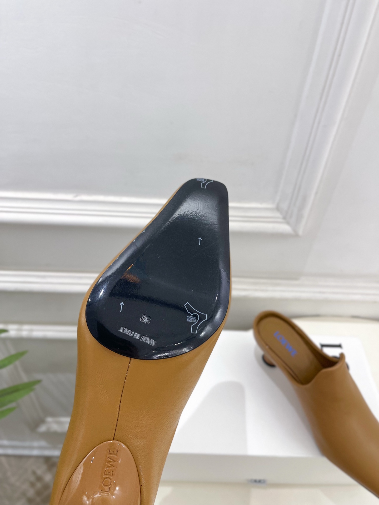 LOEWE 罗意威 2026春夏新品Emily 斜方头小猫跟穆勒鞋—————————LOEWE作为这两年