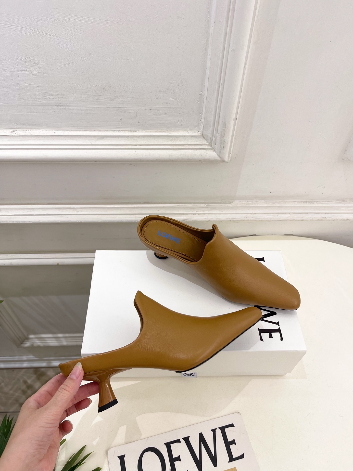 LOEWE 罗意威 2026春夏新品Emily 斜方头小猫跟穆勒鞋—————————LOEWE作为这两年