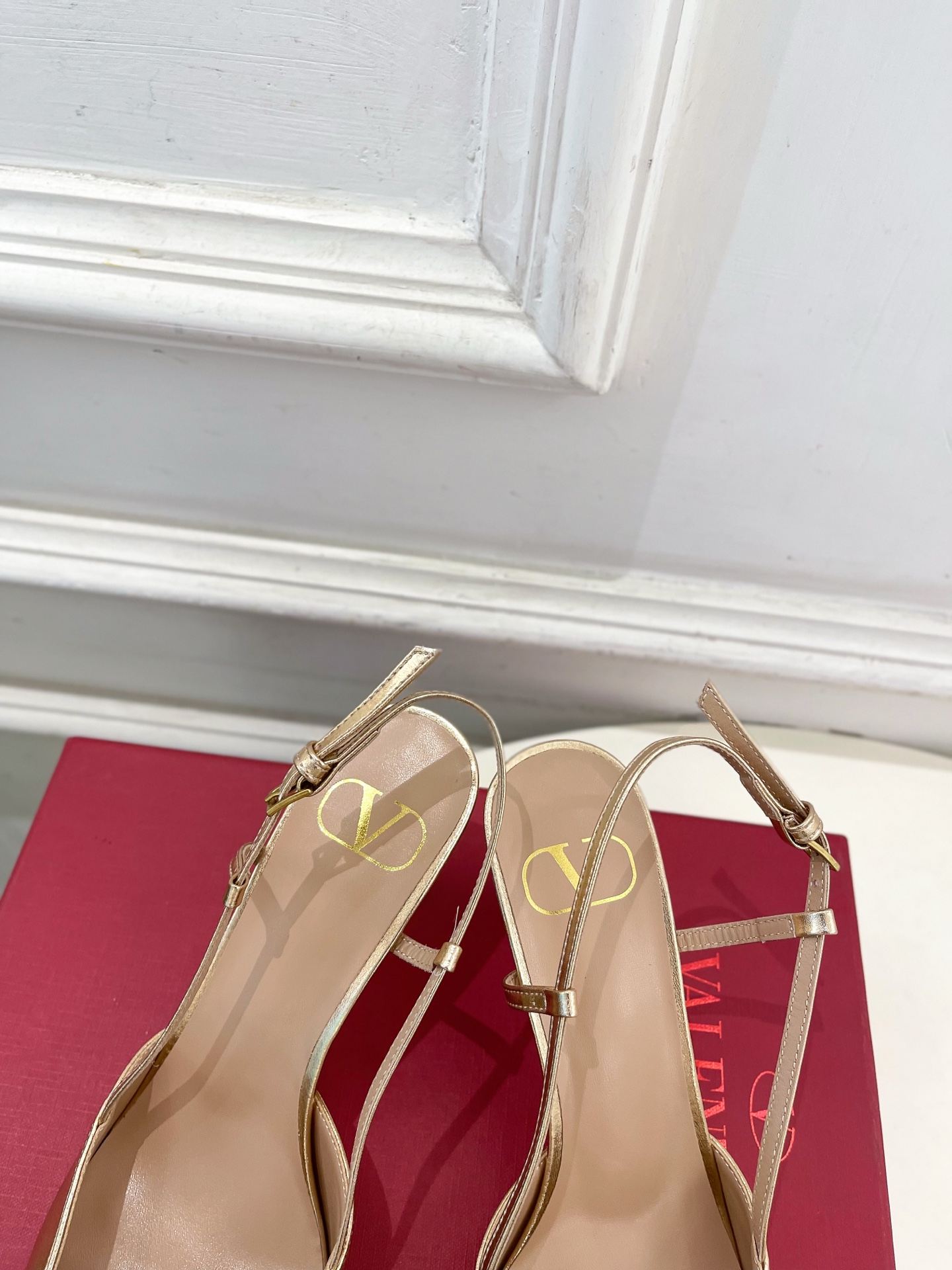 Valentino 华伦天奴 26𝐬𝐬2026春夏新品大V珍珠扣高跟凉鞋上新☑️————————————