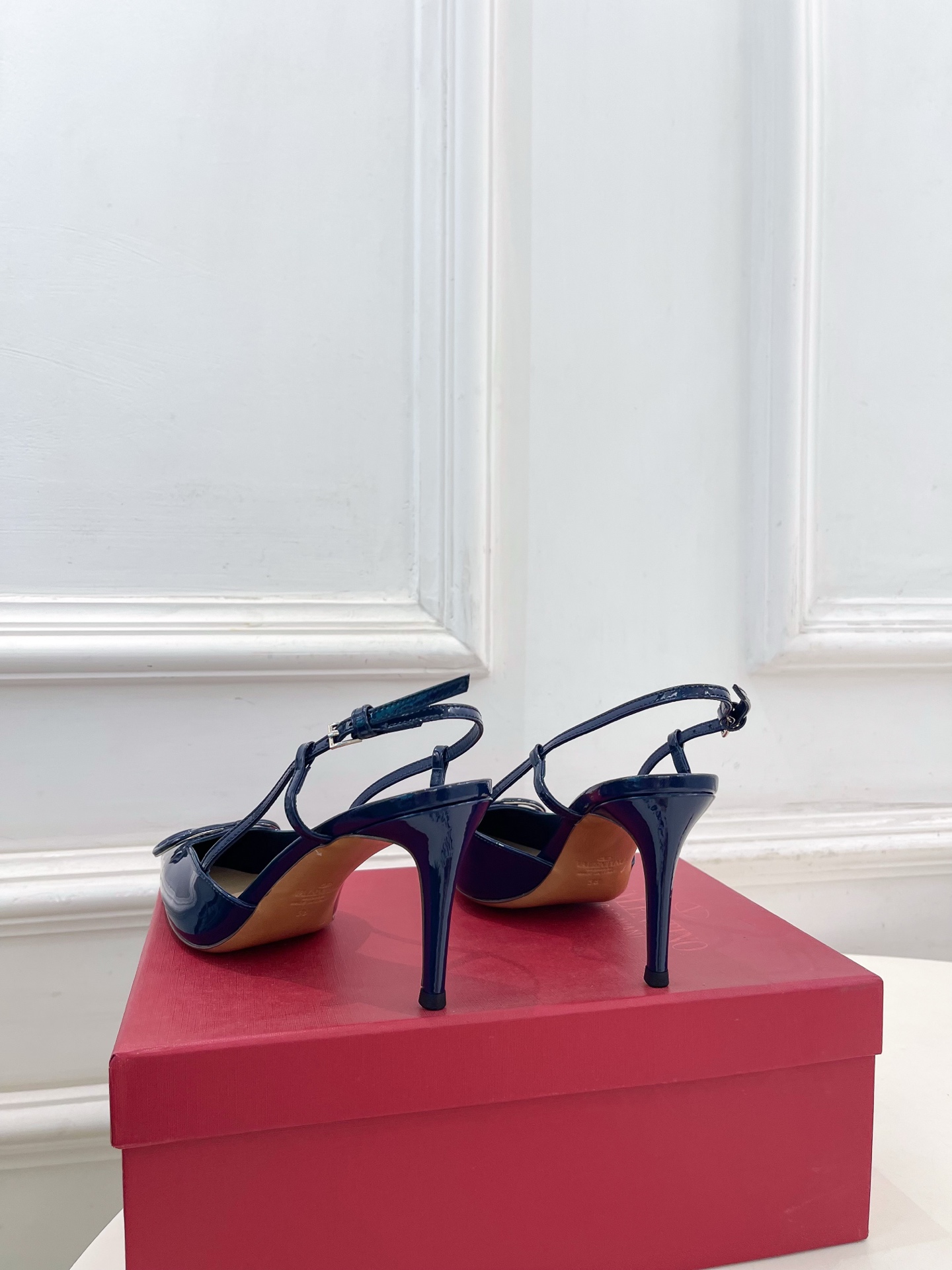 Valentino  华伦天奴 26𝐬𝐬2026春夏新品 大V扣漆皮后细带高跟凉鞋 上新☑️——————