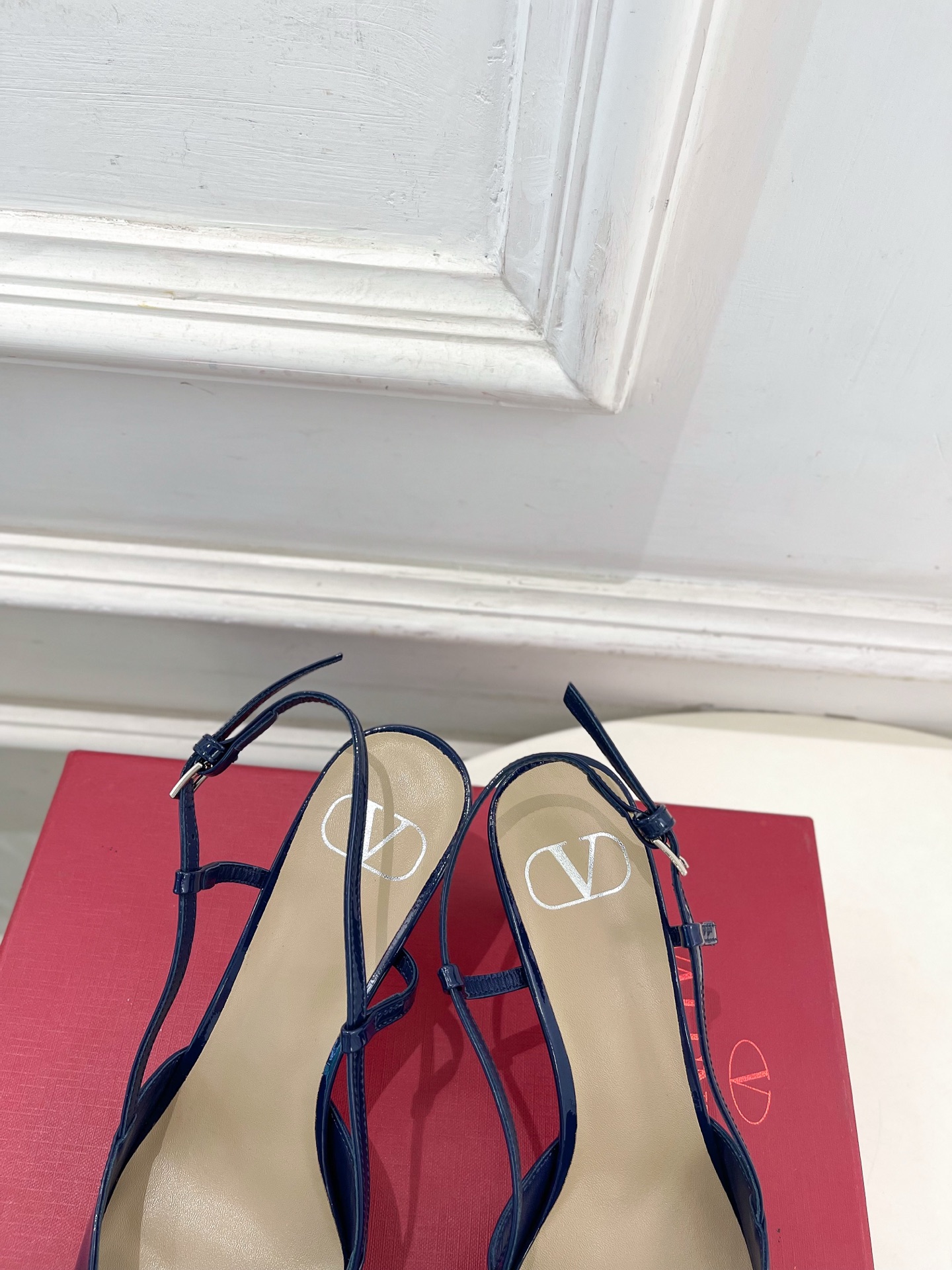 Valentino  华伦天奴 26𝐬𝐬2026春夏新品 大V扣漆皮后细带高跟凉鞋 上新☑️——————