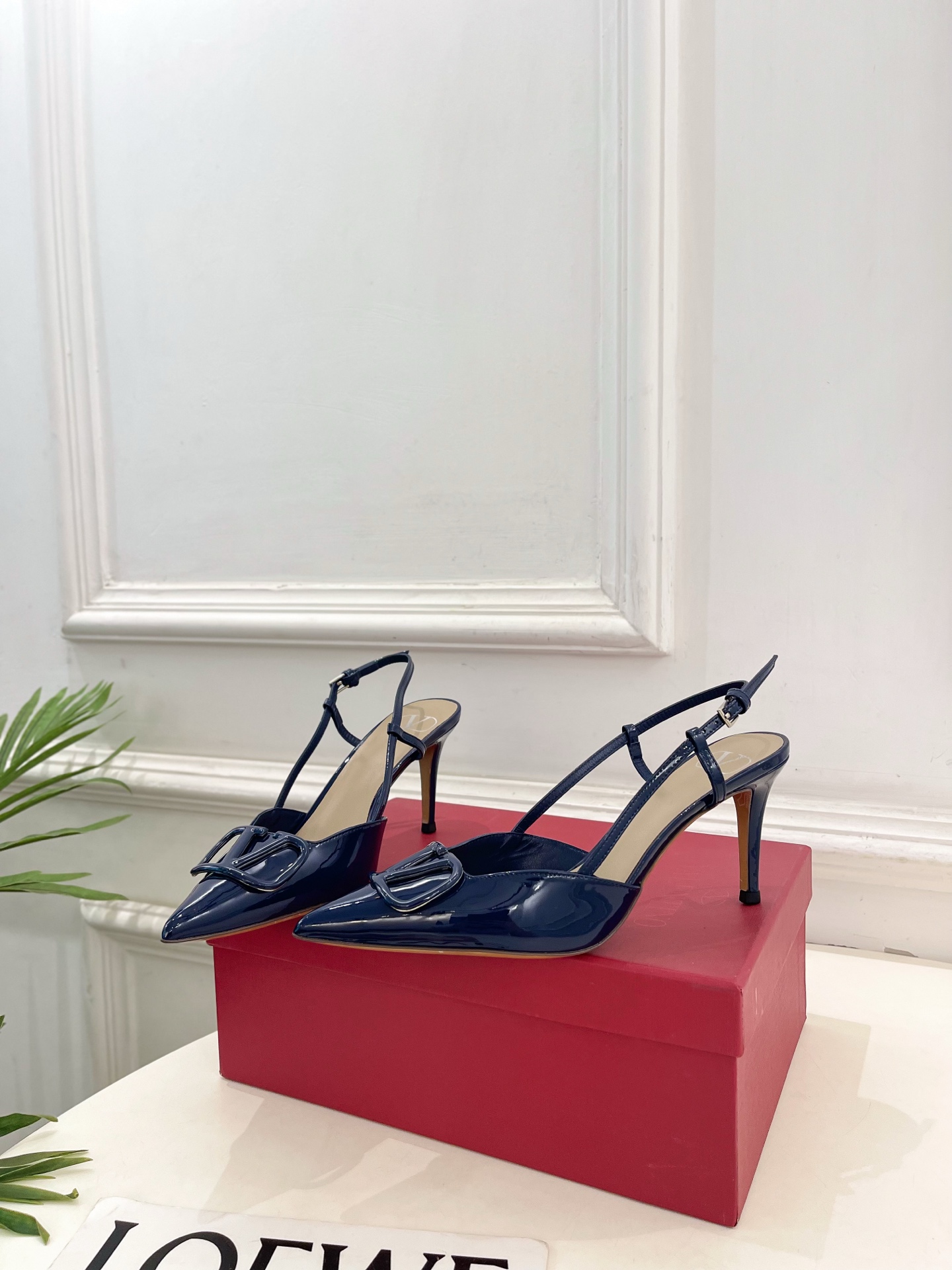 Valentino  华伦天奴 26𝐬𝐬2026春夏新品 大V扣漆皮后细带高跟凉鞋 上新☑️——————