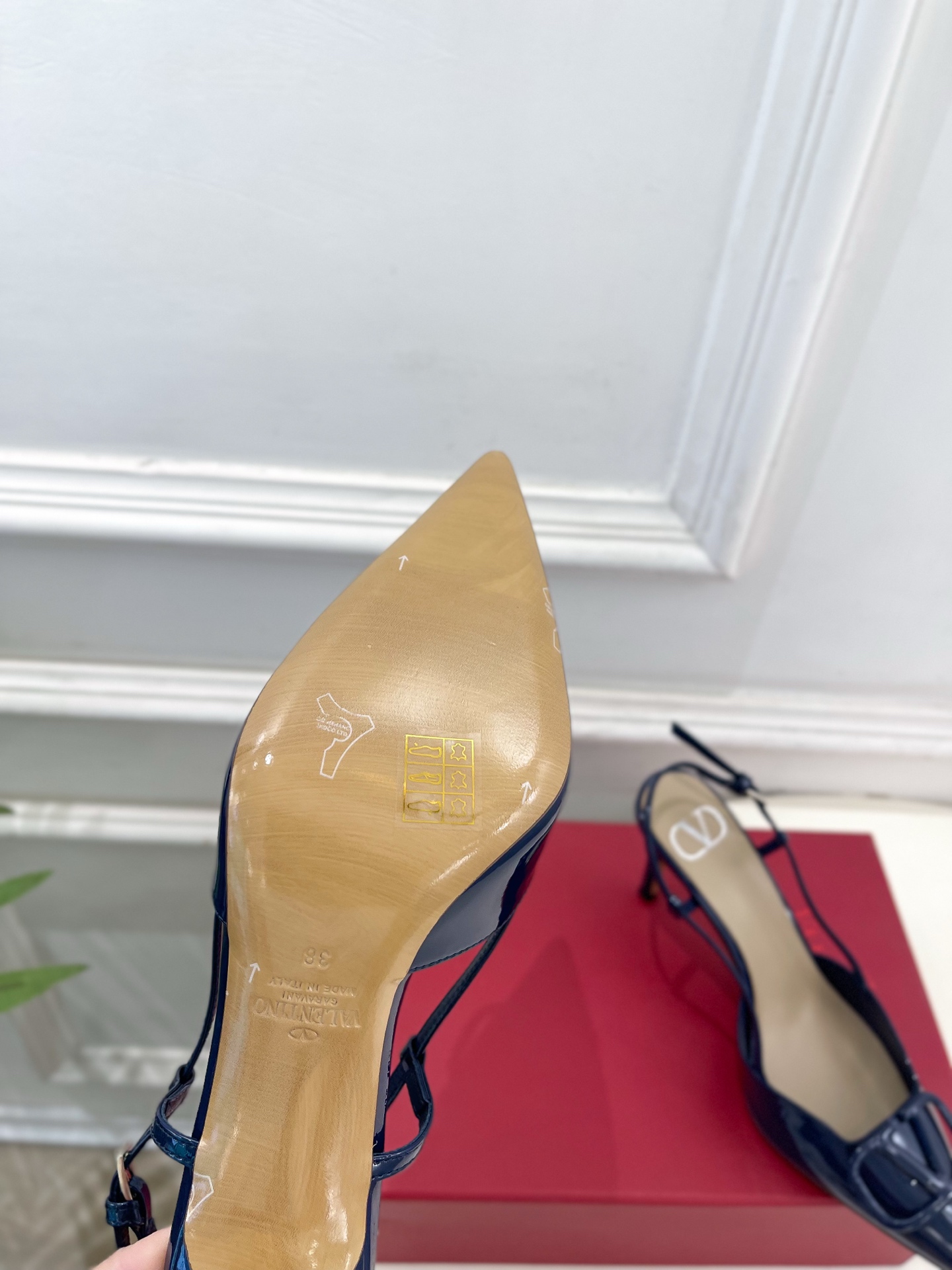 Valentino  华伦天奴 26𝐬𝐬2026春夏新品 大V扣漆皮后细带高跟凉鞋 上新☑️——————