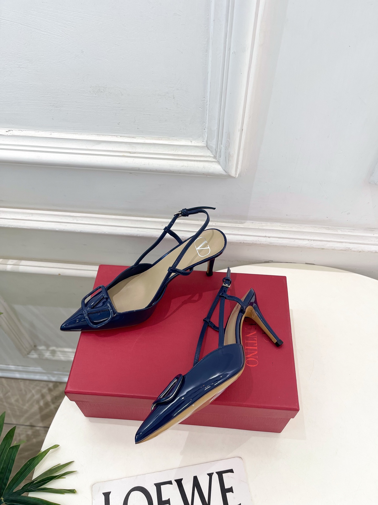 Valentino  华伦天奴 26𝐬𝐬2026春夏新品 大V扣漆皮后细带高跟凉鞋 上新☑️——————
