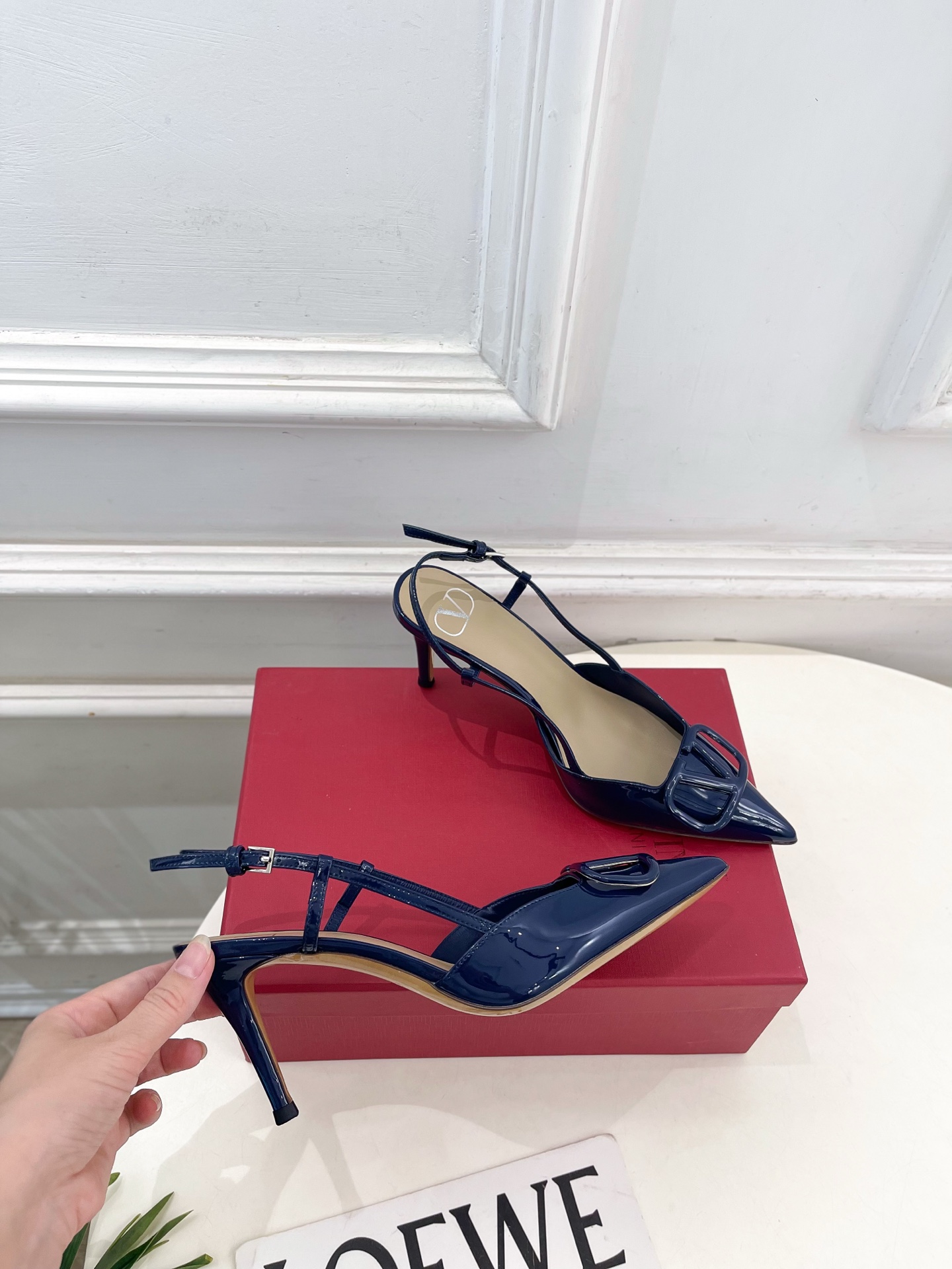 Valentino  华伦天奴 26𝐬𝐬2026春夏新品 大V扣漆皮后细带高跟凉鞋 上新☑️——————