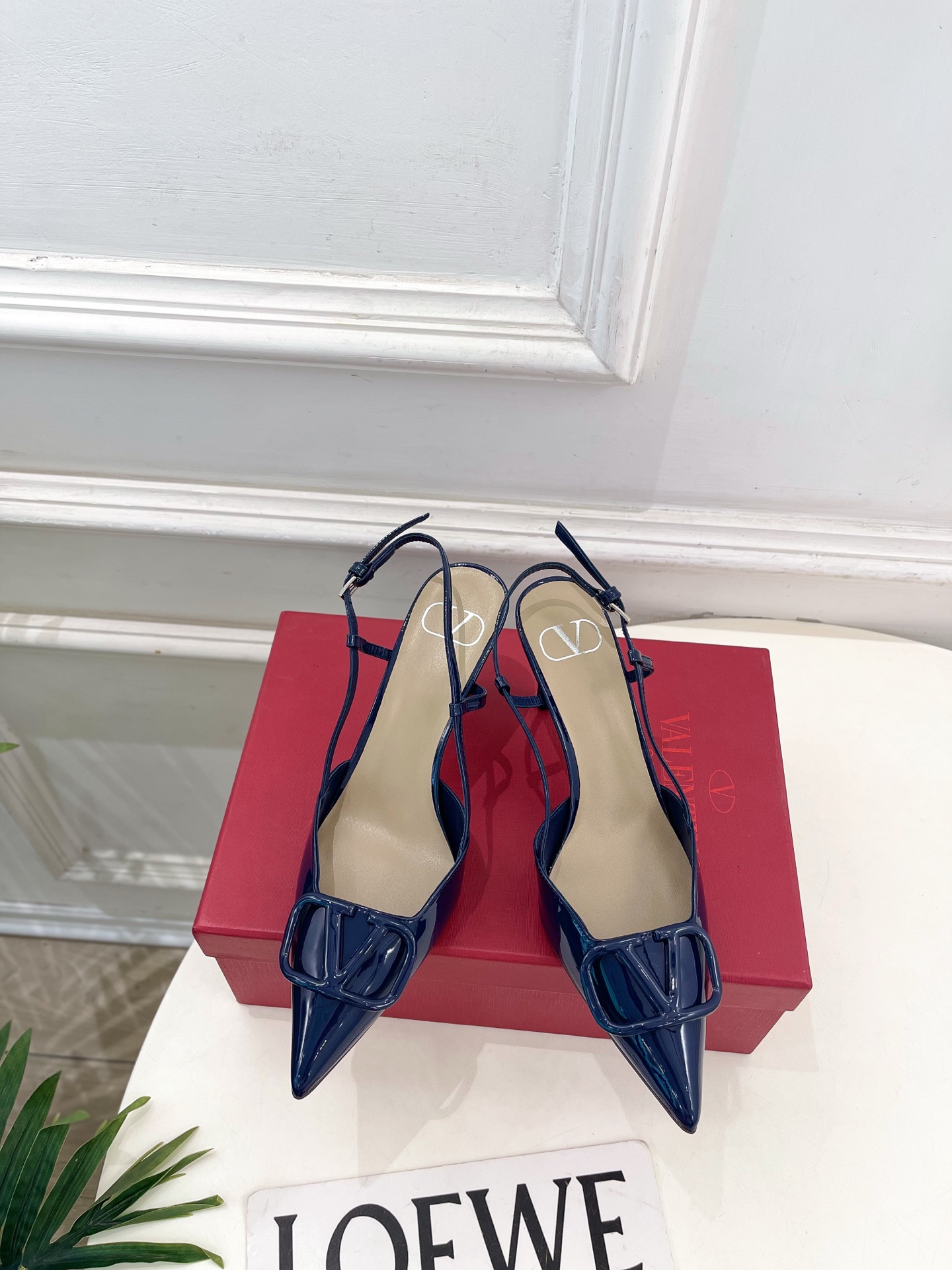 Valentino  华伦天奴 26𝐬𝐬2026春夏新品 大V扣漆皮后细带高跟凉鞋 上新☑️——————