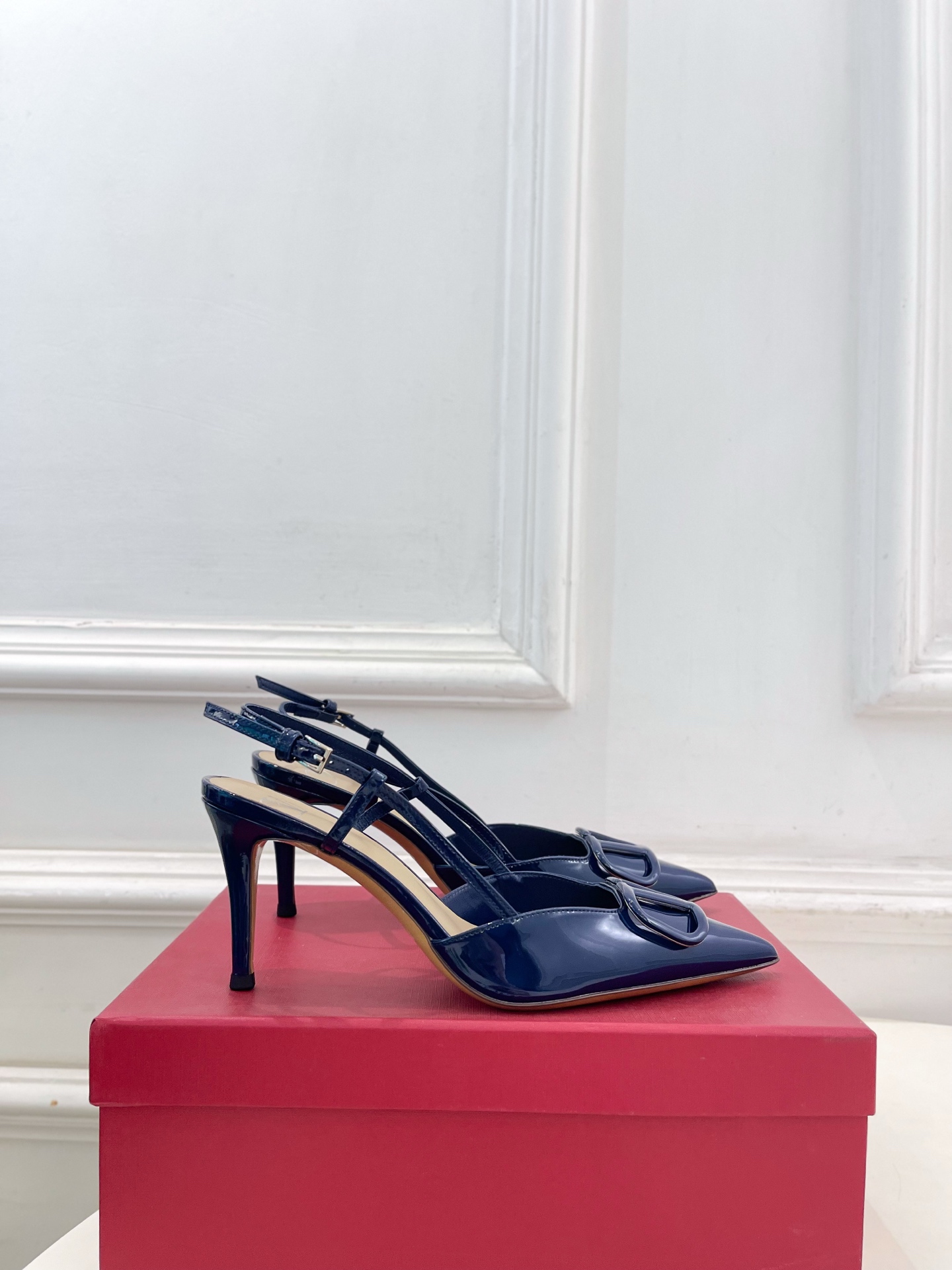 Valentino  华伦天奴 26𝐬𝐬2026春夏新品 大V扣漆皮后细带高跟凉鞋 上新☑️——————