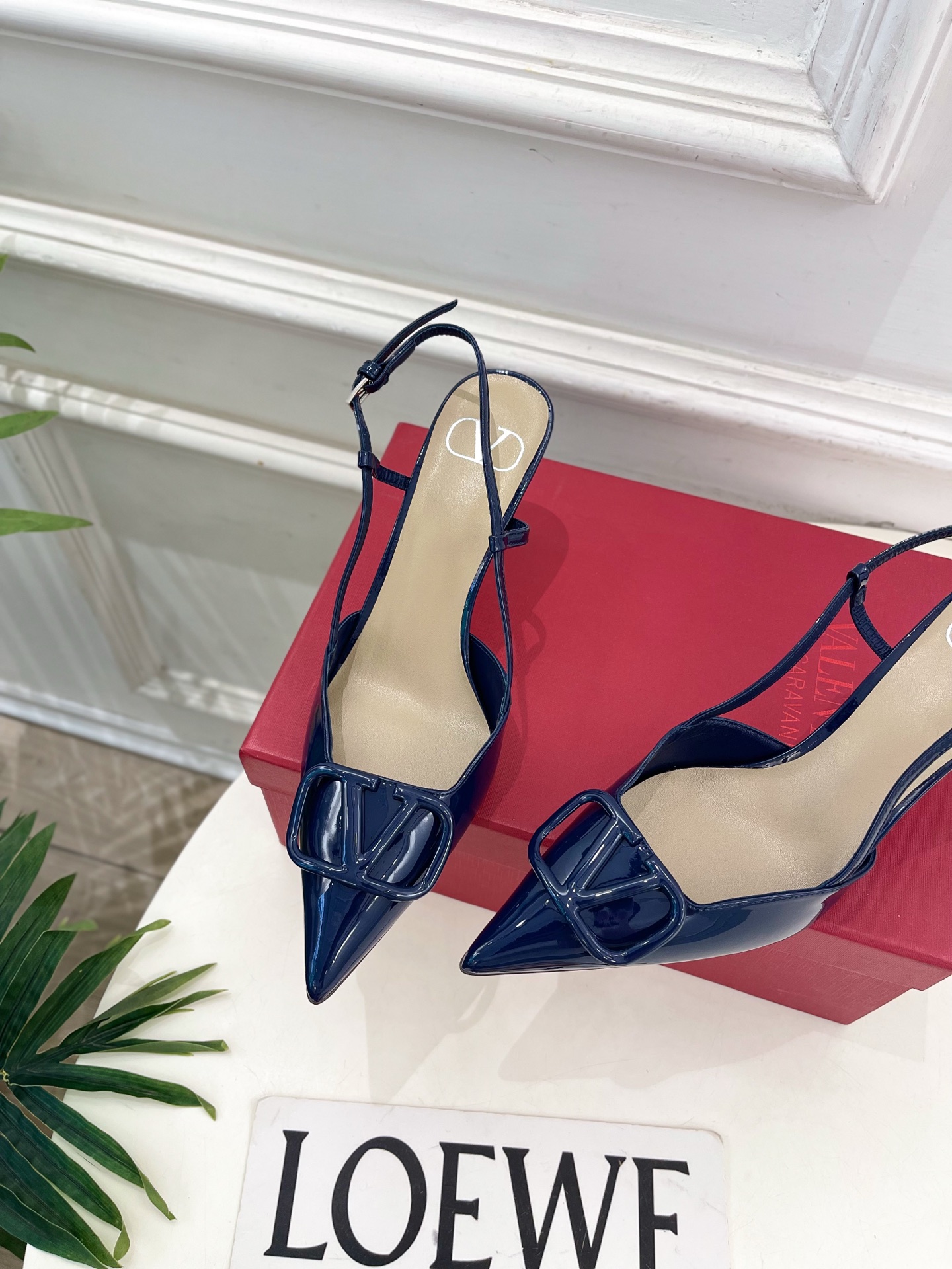 Valentino  华伦天奴 26𝐬𝐬2026春夏新品 大V扣漆皮后细带高跟凉鞋 上新☑️——————