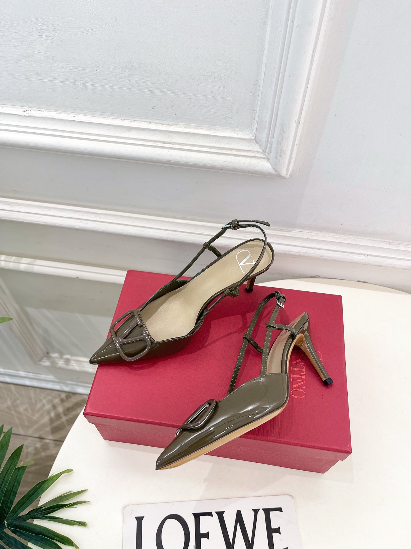 Valentino  华伦天奴 26𝐬𝐬2026春夏新品 大V扣漆皮后细带高跟凉鞋 上新☑️——————