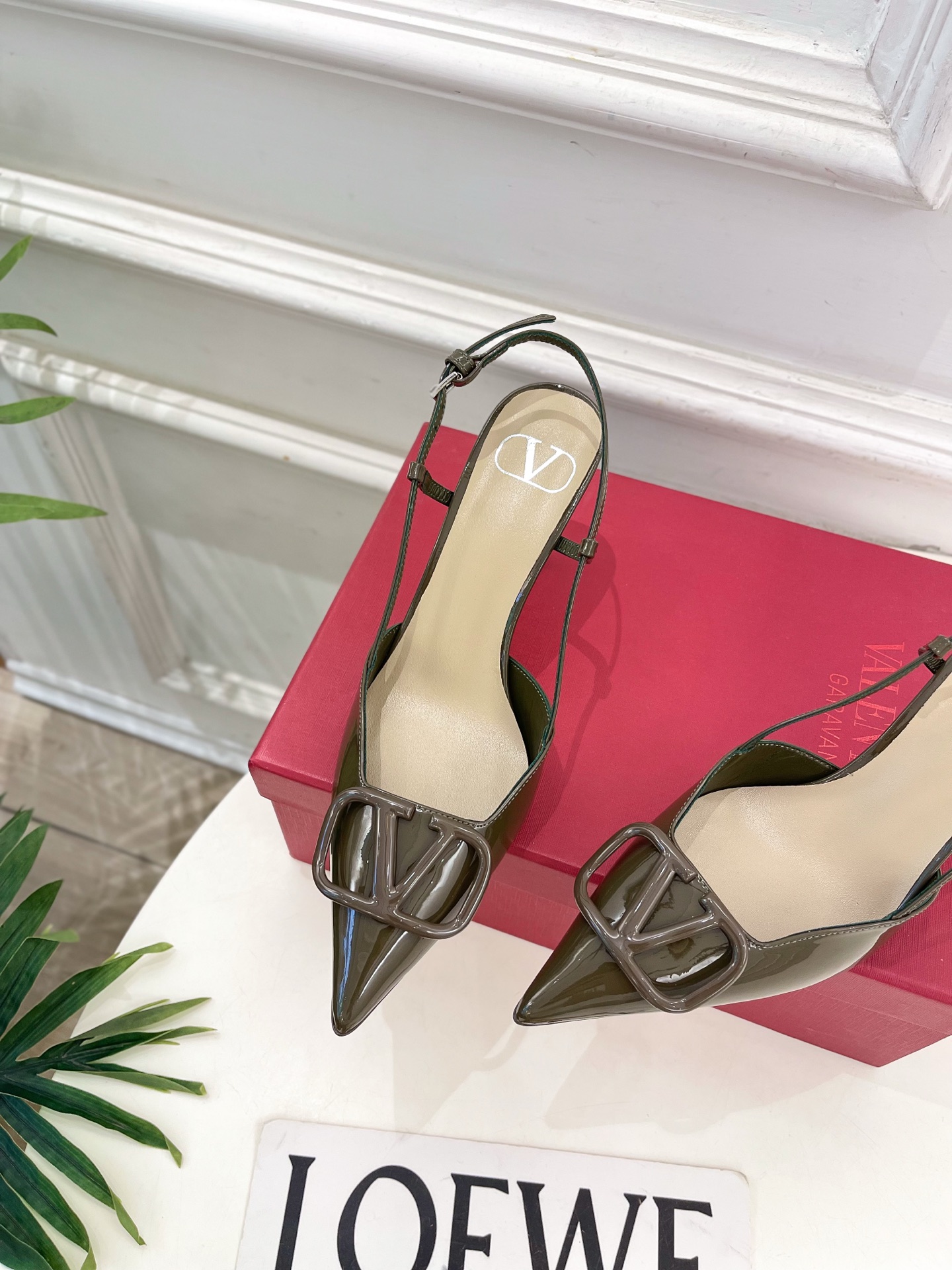 Valentino  华伦天奴 26𝐬𝐬2026春夏新品 大V扣漆皮后细带高跟凉鞋 上新☑️——————