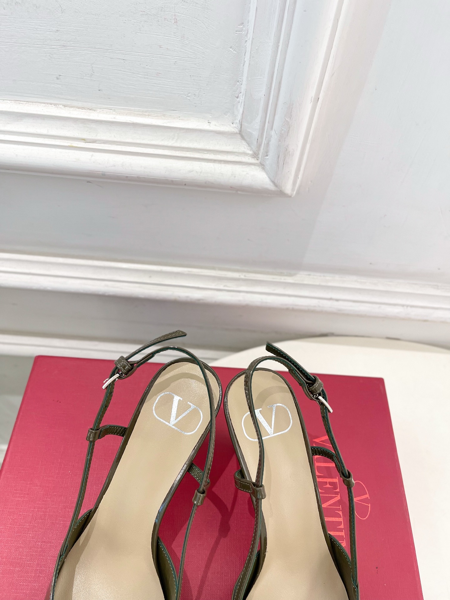 Valentino  华伦天奴 26𝐬𝐬2026春夏新品 大V扣漆皮后细带高跟凉鞋 上新☑️——————