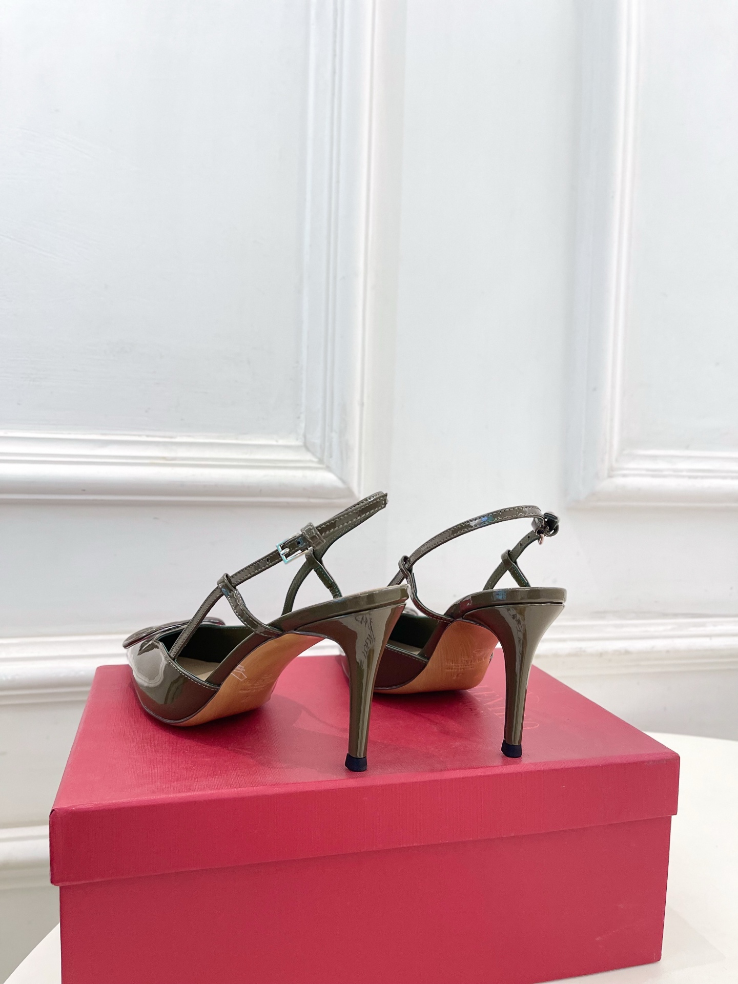 Valentino  华伦天奴 26𝐬𝐬2026春夏新品 大V扣漆皮后细带高跟凉鞋 上新☑️——————