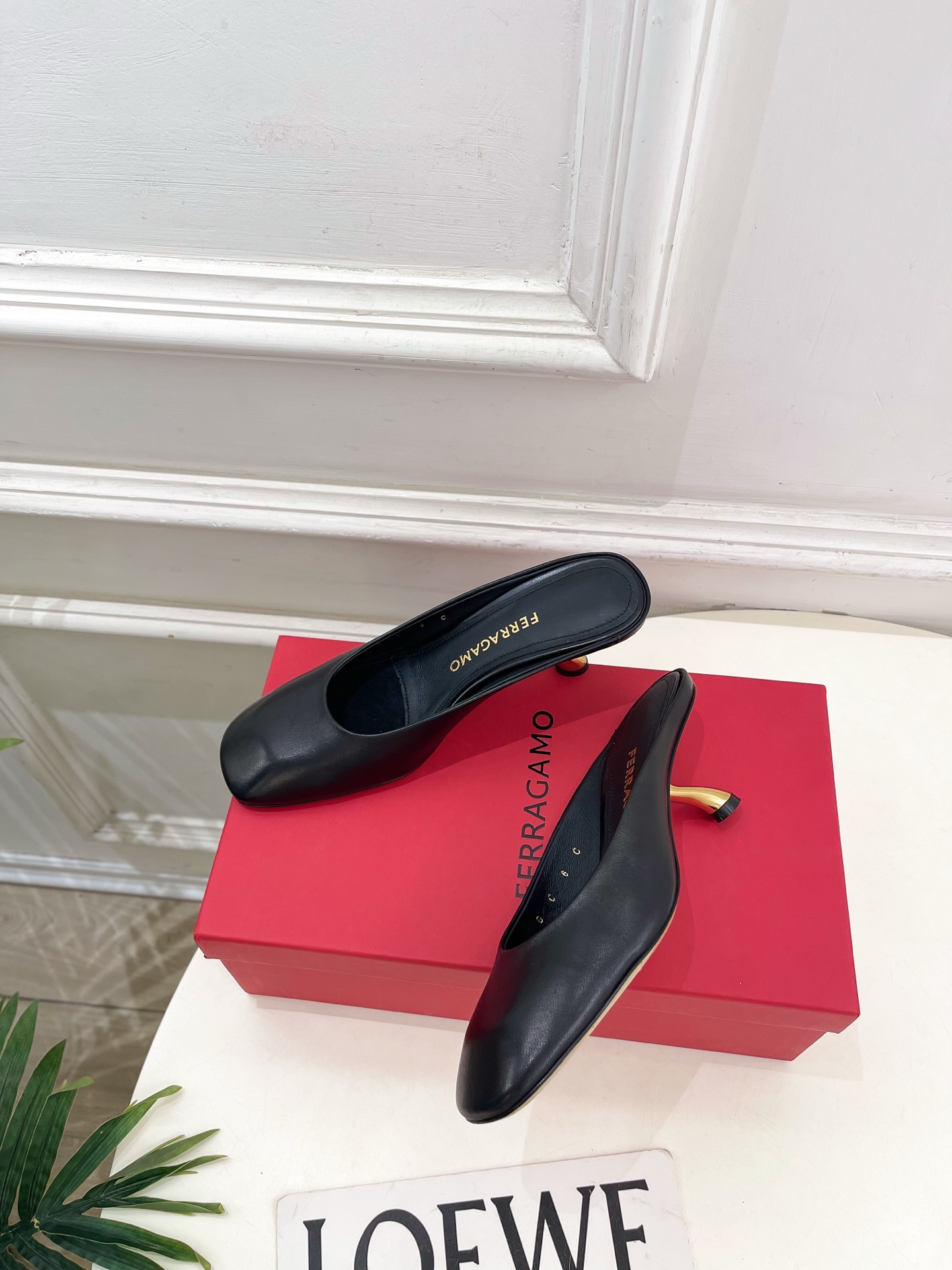 Ferragamo|菲拉格慕26𝐬𝐬2026春夏新品 极简异形金属跟拖鞋 半拖鞋 火爆上新! 这鞋绝对 Ferragamo|菲拉格慕26𝐬𝐬2026春夏新品 极简异形金属跟拖鞋 半拖鞋 火爆上新! 这鞋绝对