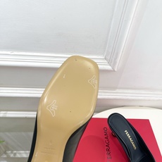 Ferragamo|菲拉格慕26𝐬𝐬2026春夏新品 极简异形金属跟拖鞋 半拖鞋 火爆上新! 这鞋绝对 Ferragamo|菲拉格慕26𝐬𝐬2026春夏新品 极简异形金属跟拖鞋 半拖鞋 火爆上新! 这鞋绝对