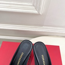 Ferragamo|菲拉格慕26𝐬𝐬2026春夏新品 极简异形金属跟拖鞋 半拖鞋 火爆上新! 这鞋绝对 Ferragamo|菲拉格慕26𝐬𝐬2026春夏新品 极简异形金属跟拖鞋 半拖鞋 火爆上新! 这鞋绝对