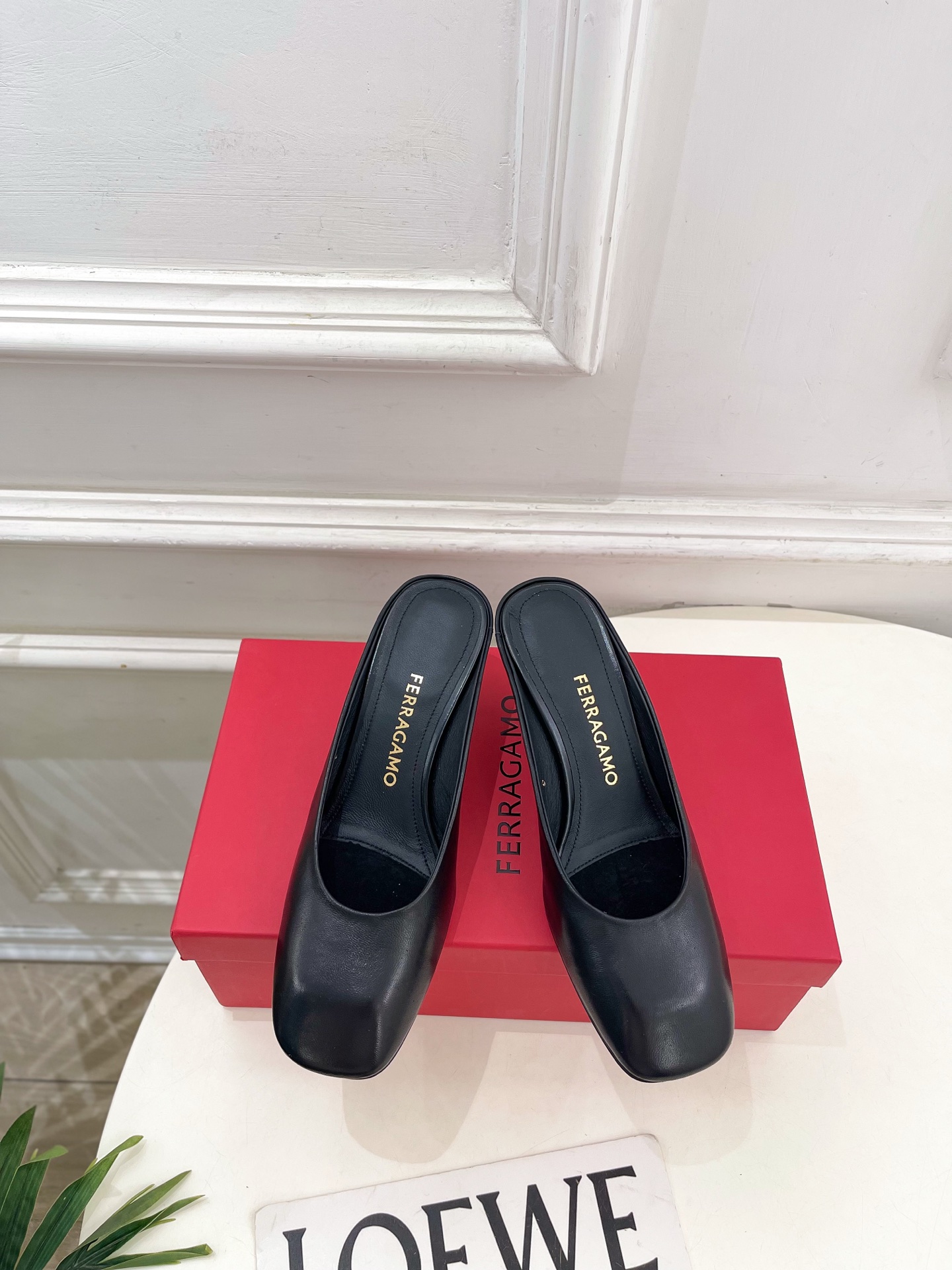 Ferragamo｜菲拉格慕26𝐬𝐬2026春夏新品 极简异形金属跟拖鞋 半拖鞋 火爆上新！  这鞋绝对