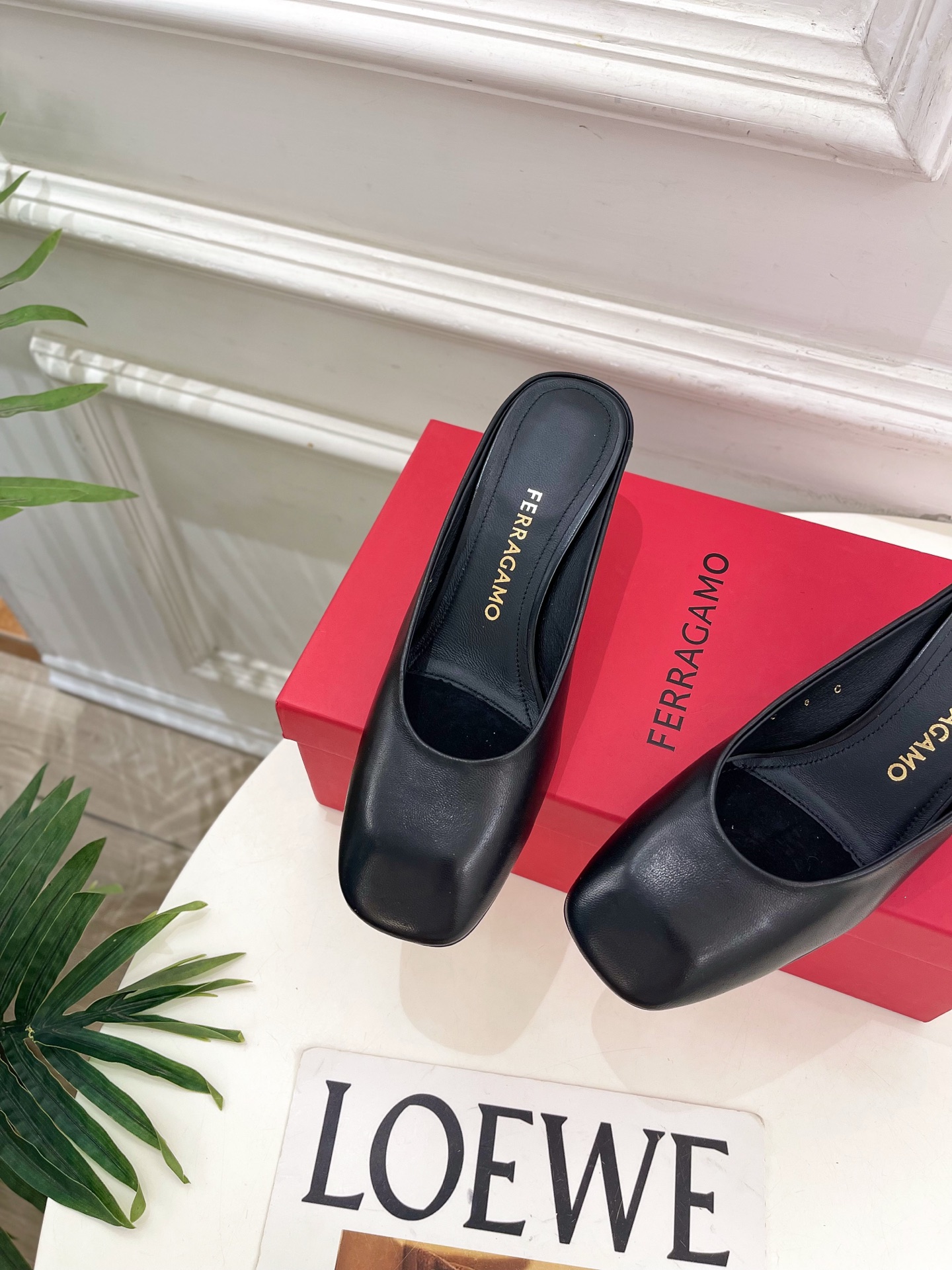 Ferragamo|菲拉格慕26𝐬𝐬2026春夏新品 极简异形金属跟拖鞋 半拖鞋 火爆上新! 这鞋绝对 Ferragamo|菲拉格慕26𝐬𝐬2026春夏新品 极简异形金属跟拖鞋 半拖鞋 火爆上新! 这鞋绝对