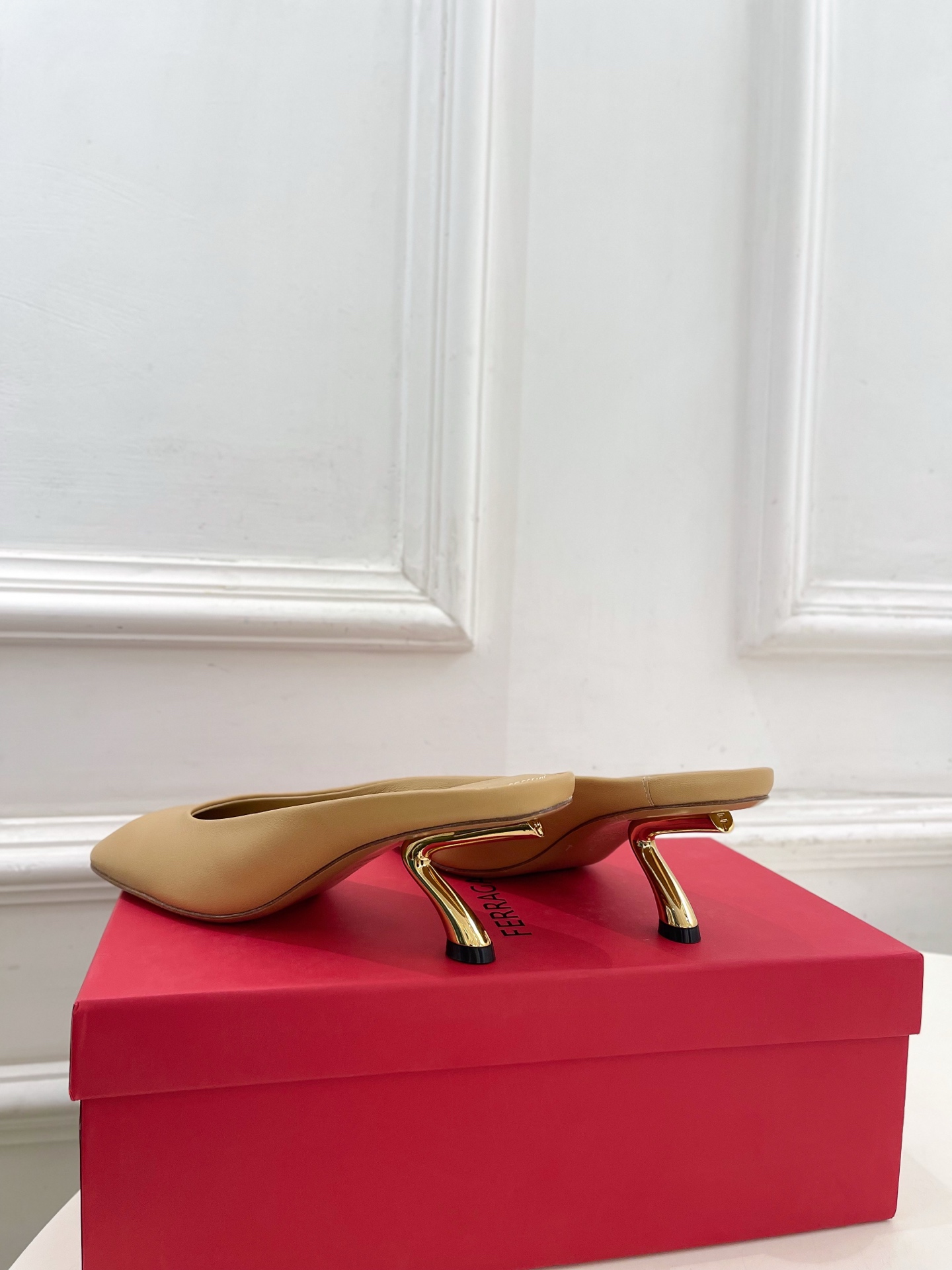 Ferragamo｜菲拉格慕26𝐬𝐬2026春夏新品 极简异形金属跟拖鞋 半拖鞋 火爆上新！  这鞋绝对