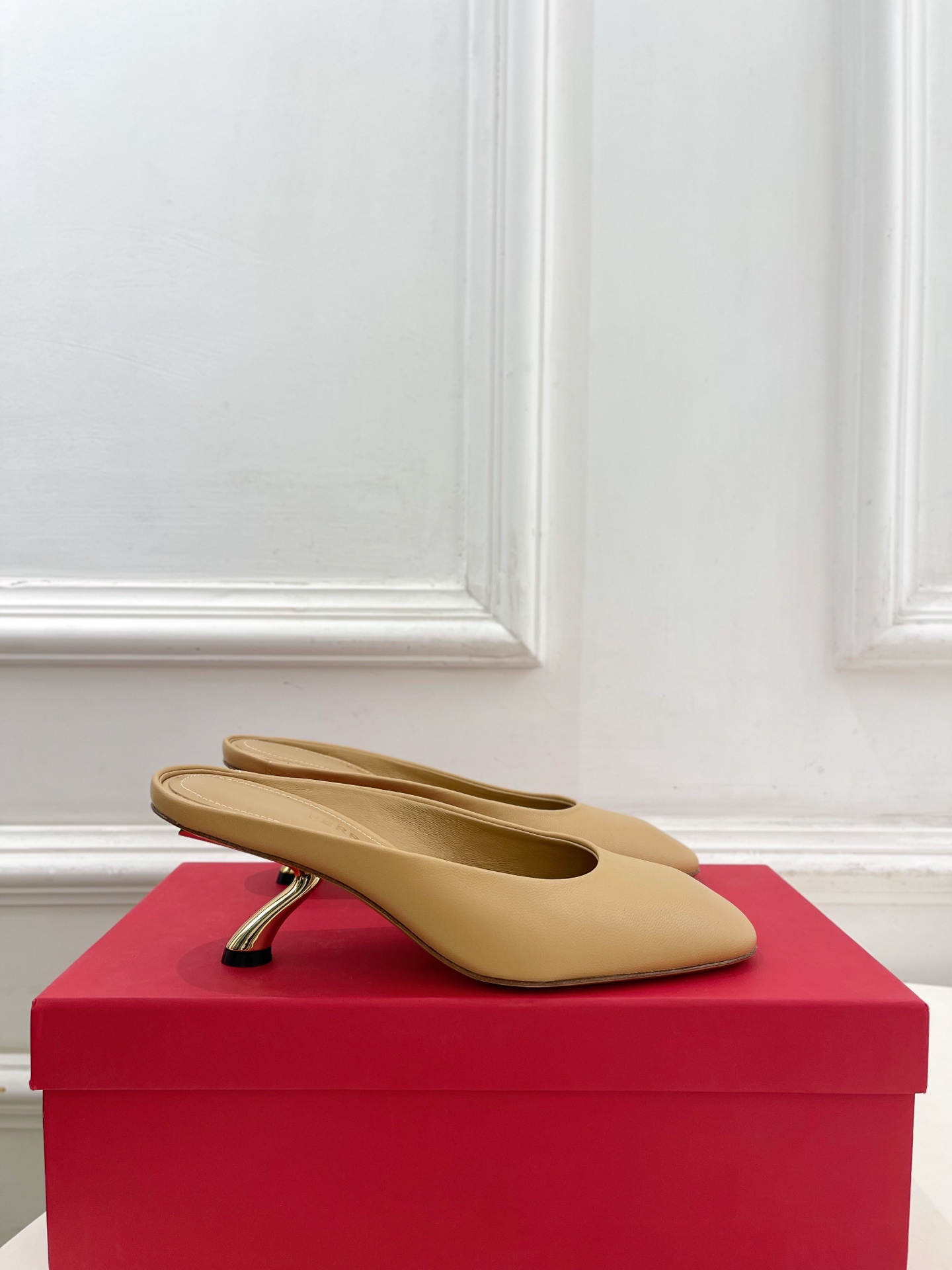 Ferragamo｜菲拉格慕26𝐬𝐬2026春夏新品 极简异形金属跟拖鞋 半拖鞋 火爆上新！  这鞋绝对