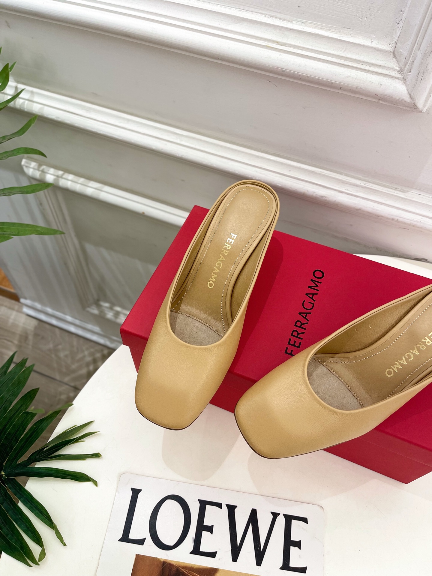 Ferragamo｜菲拉格慕26𝐬𝐬2026春夏新品 极简异形金属跟拖鞋 半拖鞋 火爆上新！  这鞋绝对