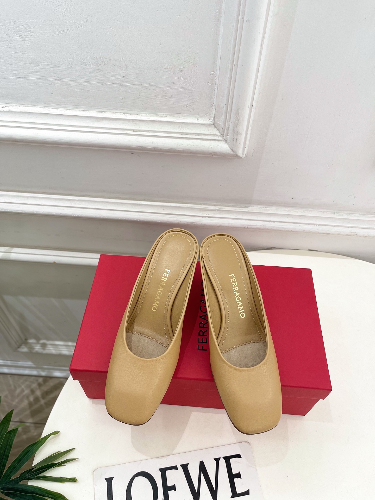 Ferragamo｜菲拉格慕26𝐬𝐬2026春夏新品 极简异形金属跟拖鞋 半拖鞋 火爆上新！  这鞋绝对