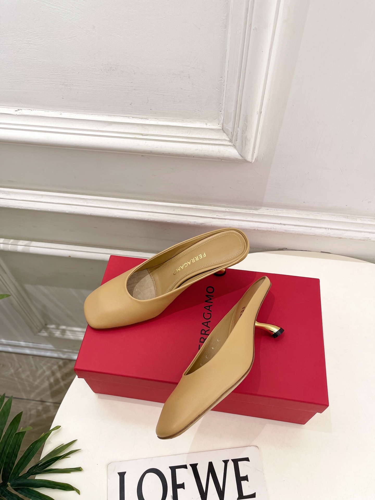 Ferragamo｜菲拉格慕26𝐬𝐬2026春夏新品 极简异形金属跟拖鞋 半拖鞋 火爆上新！  这鞋绝对