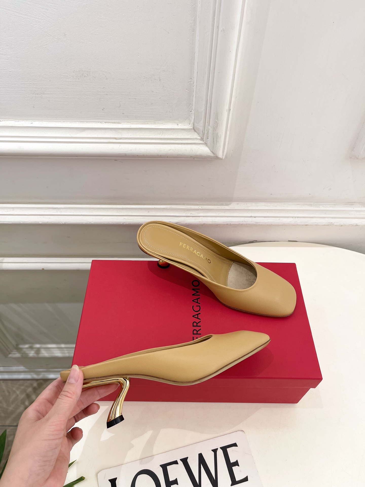 Ferragamo｜菲拉格慕26𝐬𝐬2026春夏新品 极简异形金属跟拖鞋 半拖鞋 火爆上新！  这鞋绝对