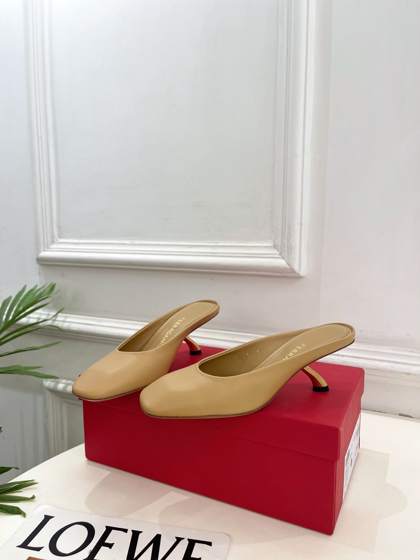 Ferragamo｜菲拉格慕26𝐬𝐬2026春夏新品 极简异形金属跟拖鞋 半拖鞋 火爆上新！  这鞋绝对