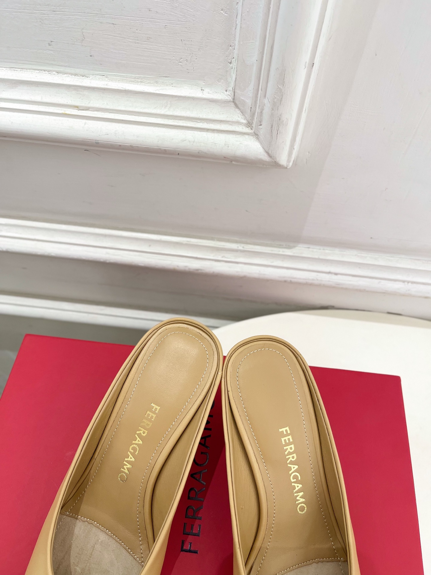 Ferragamo｜菲拉格慕26𝐬𝐬2026春夏新品 极简异形金属跟拖鞋 半拖鞋 火爆上新！  这鞋绝对