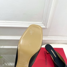 Ferragamo|菲拉格慕26𝐬𝐬2026春夏新品 极简异形金属跟拖鞋 半拖鞋 火爆上新! 这鞋绝对 Ferragamo|菲拉格慕26𝐬𝐬2026春夏新品 极简异形金属跟拖鞋 半拖鞋 火爆上新! 这鞋绝对