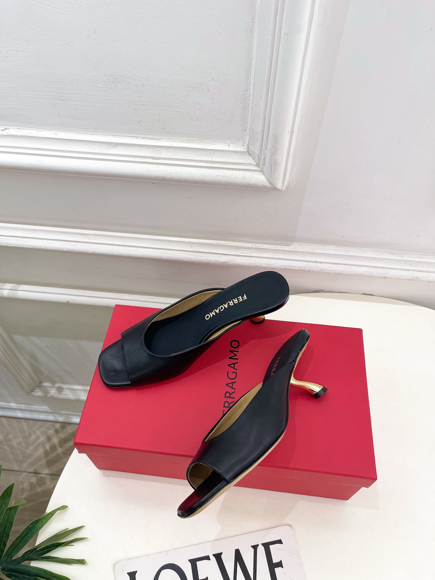 Ferragamo|菲拉格慕26𝐬𝐬2026春夏新品 极简异形金属跟拖鞋 半拖鞋 火爆上新! 这鞋绝对 Ferragamo|菲拉格慕26𝐬𝐬2026春夏新品 极简异形金属跟拖鞋 半拖鞋 火爆上新! 这鞋绝对