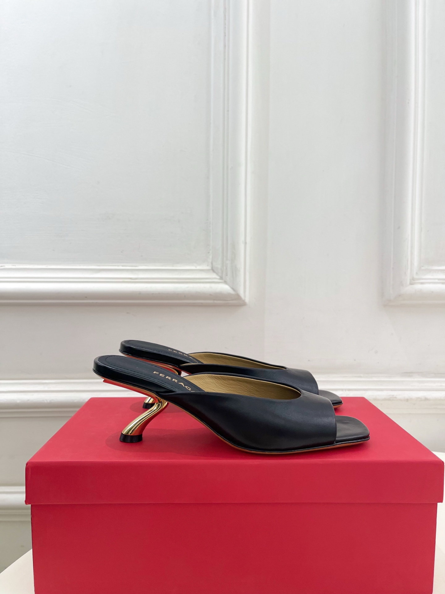Ferragamo|菲拉格慕26𝐬𝐬2026春夏新品 极简异形金属跟拖鞋 半拖鞋 火爆上新! 这鞋绝对 Ferragamo|菲拉格慕26𝐬𝐬2026春夏新品 极简异形金属跟拖鞋 半拖鞋 火爆上新! 这鞋绝对