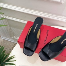 Ferragamo|菲拉格慕26𝐬𝐬2026春夏新品 极简异形金属跟拖鞋 半拖鞋 火爆上新! 这鞋绝对 Ferragamo|菲拉格慕26𝐬𝐬2026春夏新品 极简异形金属跟拖鞋 半拖鞋 火爆上新! 这鞋绝对