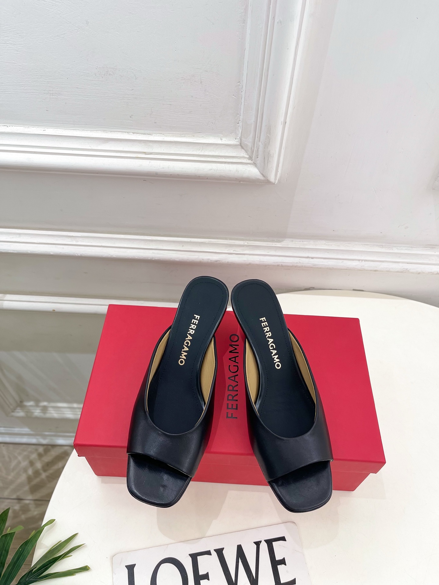 Ferragamo｜菲拉格慕26𝐬𝐬2026春夏新品 极简异形金属跟拖鞋 半拖鞋 火爆上新！  这鞋绝对