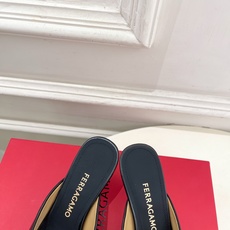 Ferragamo|菲拉格慕26𝐬𝐬2026春夏新品 极简异形金属跟拖鞋 半拖鞋 火爆上新! 这鞋绝对 Ferragamo|菲拉格慕26𝐬𝐬2026春夏新品 极简异形金属跟拖鞋 半拖鞋 火爆上新! 这鞋绝对