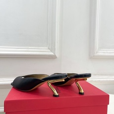 Ferragamo|菲拉格慕26𝐬𝐬2026春夏新品 极简异形金属跟拖鞋 半拖鞋 火爆上新! 这鞋绝对 Ferragamo|菲拉格慕26𝐬𝐬2026春夏新品 极简异形金属跟拖鞋 半拖鞋 火爆上新! 这鞋绝对