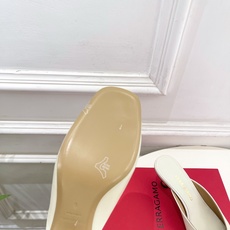 Ferragamo|菲拉格慕26𝐬𝐬2026春夏新品 极简异形金属跟拖鞋 半拖鞋 火爆上新! 这鞋绝对 Ferragamo|菲拉格慕26𝐬𝐬2026春夏新品 极简异形金属跟拖鞋 半拖鞋 火爆上新! 这鞋绝对