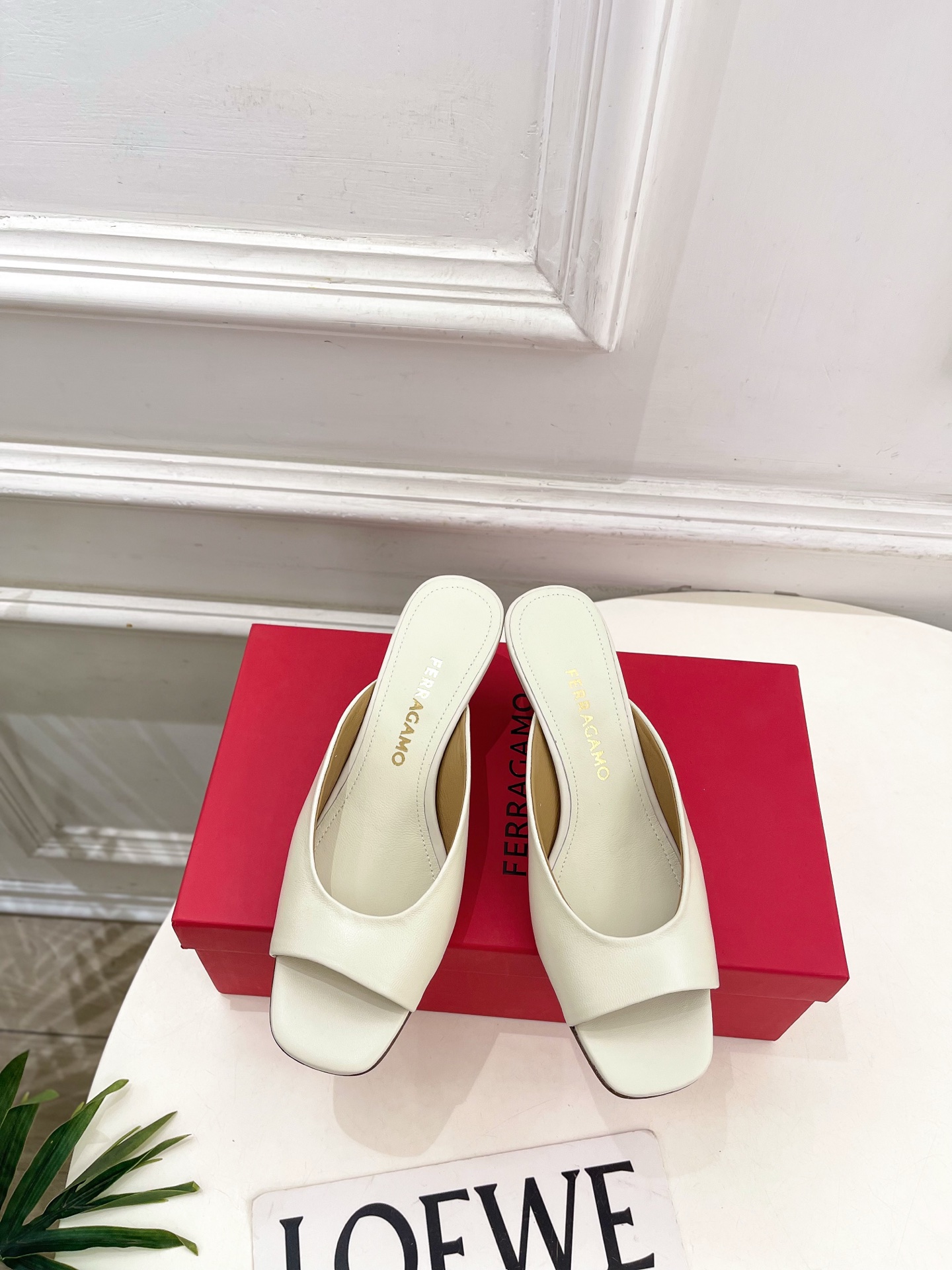 Ferragamo｜菲拉格慕26𝐬𝐬2026春夏新品 极简异形金属跟拖鞋 半拖鞋 火爆上新！  这鞋绝对
