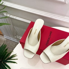 Ferragamo|菲拉格慕26𝐬𝐬2026春夏新品 极简异形金属跟拖鞋 半拖鞋 火爆上新! 这鞋绝对 Ferragamo|菲拉格慕26𝐬𝐬2026春夏新品 极简异形金属跟拖鞋 半拖鞋 火爆上新! 这鞋绝对