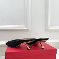 Ferragamo|菲拉格慕26𝐬𝐬2026春夏新品 极简异形金属跟半拖鞋 火爆上新! 这鞋绝对是黑马 Ferragamo|菲拉格慕26𝐬𝐬2026春夏新品 极简异形金属跟半拖鞋 火爆上新! 这鞋绝对是黑马