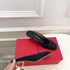Ferragamo|菲拉格慕26𝐬𝐬2026春夏新品 极简异形金属跟半拖鞋 火爆上新! 这鞋绝对是黑马 Ferragamo|菲拉格慕26𝐬𝐬2026春夏新品 极简异形金属跟半拖鞋 火爆上新! 这鞋绝对是黑马