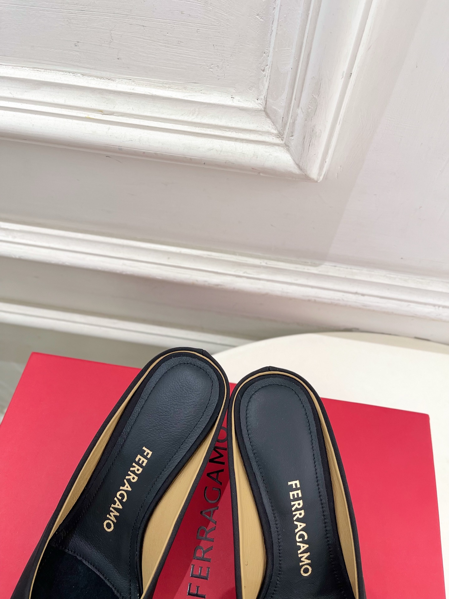 Ferragamo|菲拉格慕26𝐬𝐬2026春夏新品 极简异形金属跟半拖鞋 火爆上新! 这鞋绝对是黑马 Ferragamo|菲拉格慕26𝐬𝐬2026春夏新品 极简异形金属跟半拖鞋 火爆上新! 这鞋绝对是黑马