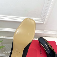 Ferragamo|菲拉格慕26𝐬𝐬2026春夏新品 极简异形金属跟半拖鞋 火爆上新! 这鞋绝对是黑马 Ferragamo|菲拉格慕26𝐬𝐬2026春夏新品 极简异形金属跟半拖鞋 火爆上新! 这鞋绝对是黑马