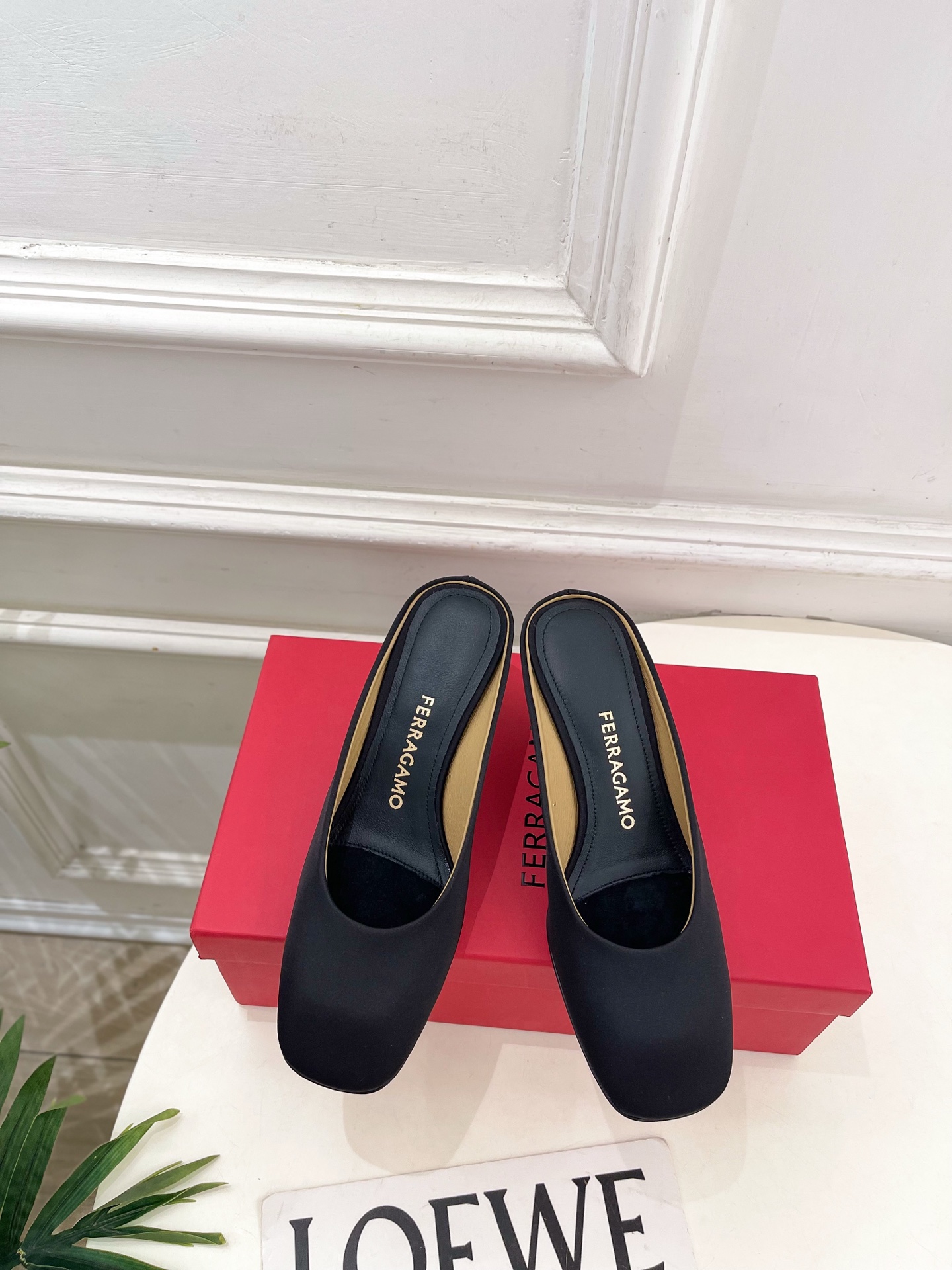Ferragamo｜菲拉格慕26𝐬𝐬2026春夏新品 极简异形金属跟半拖鞋 火爆上新！  这鞋绝对是黑马