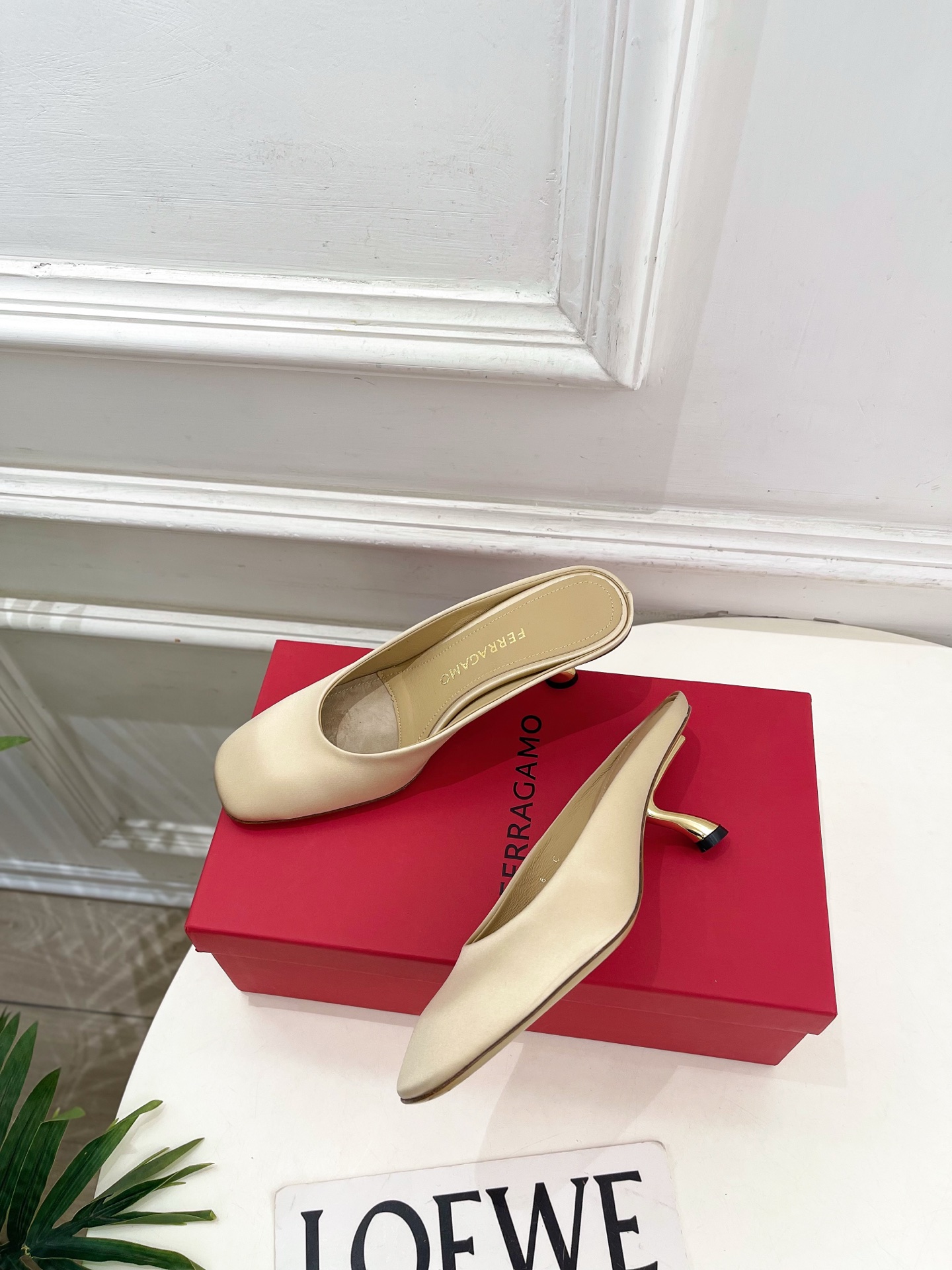 Ferragamo|菲拉格慕26𝐬𝐬2026春夏新品 极简异形金属跟半拖鞋 火爆上新! 这鞋绝对是黑马 Ferragamo|菲拉格慕26𝐬𝐬2026春夏新品 极简异形金属跟半拖鞋 火爆上新! 这鞋绝对是黑马