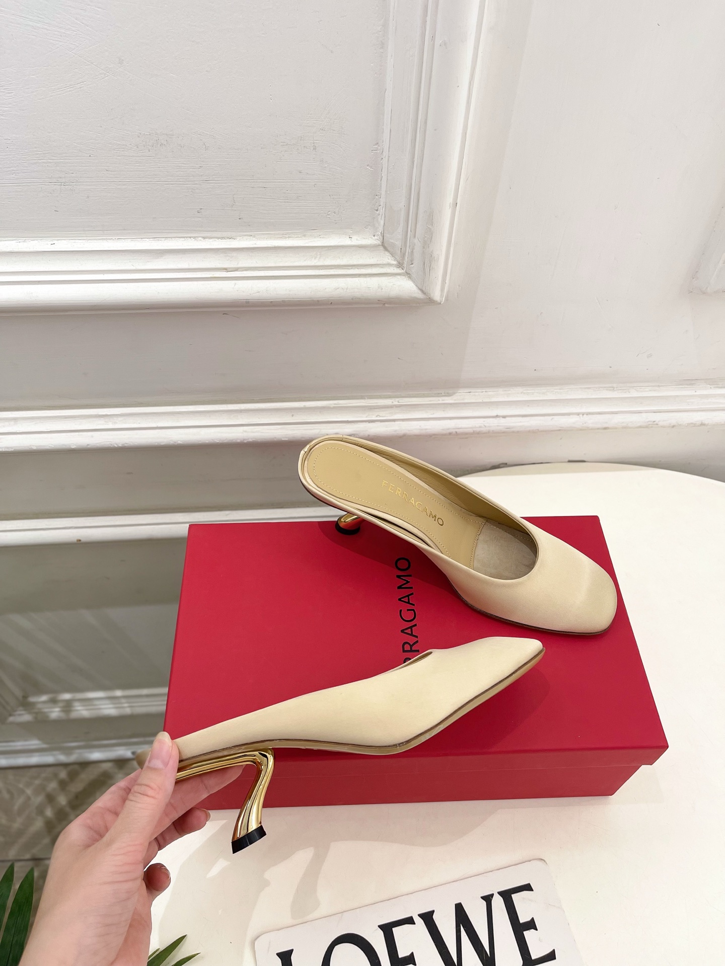 Ferragamo|菲拉格慕26𝐬𝐬2026春夏新品 极简异形金属跟半拖鞋 火爆上新! 这鞋绝对是黑马 Ferragamo|菲拉格慕26𝐬𝐬2026春夏新品 极简异形金属跟半拖鞋 火爆上新! 这鞋绝对是黑马