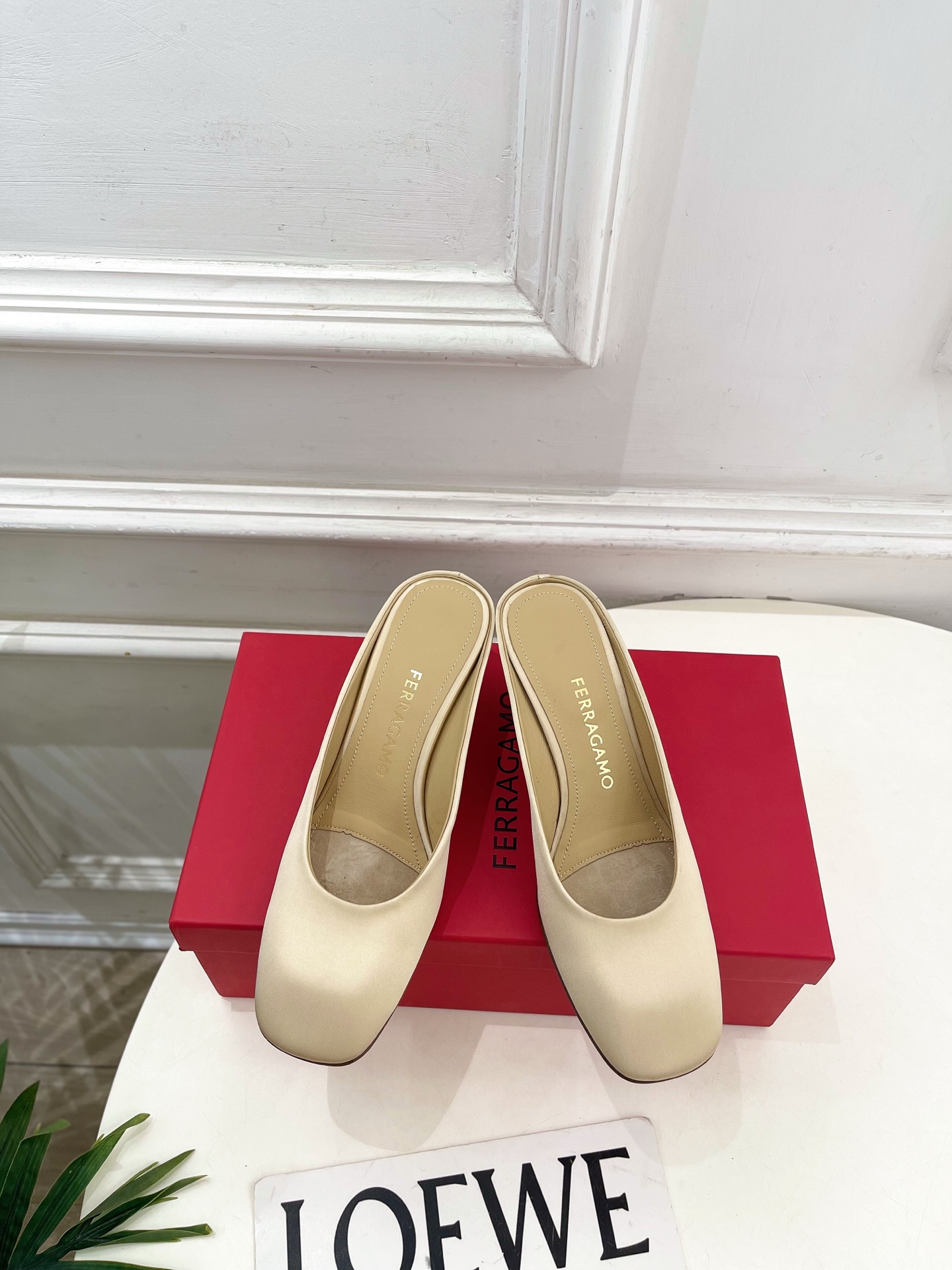 Ferragamo｜菲拉格慕26𝐬𝐬2026春夏新品 极简异形金属跟半拖鞋 火爆上新！  这鞋绝对是黑马