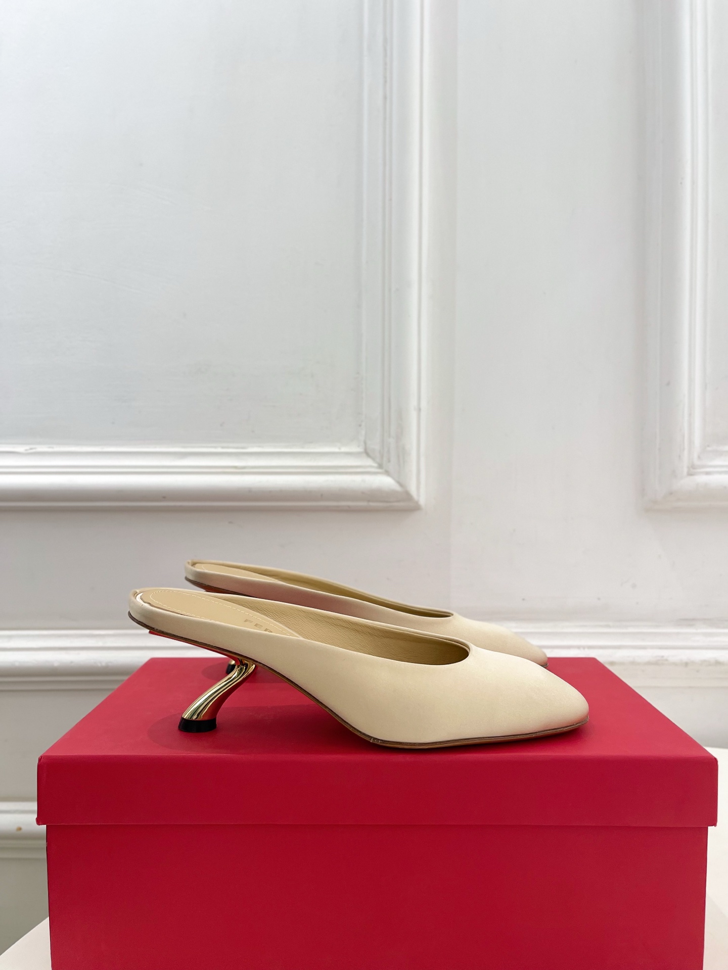 Ferragamo|菲拉格慕26𝐬𝐬2026春夏新品 极简异形金属跟半拖鞋 火爆上新! 这鞋绝对是黑马 Ferragamo|菲拉格慕26𝐬𝐬2026春夏新品 极简异形金属跟半拖鞋 火爆上新! 这鞋绝对是黑马